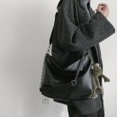 日系黑色純色氣質軟面網紅鏈條包包女百搭單肩斜背大容量水桶包